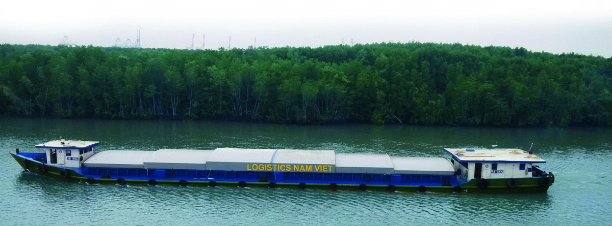 Đội sà lan Nam Việt Logistics trên sông